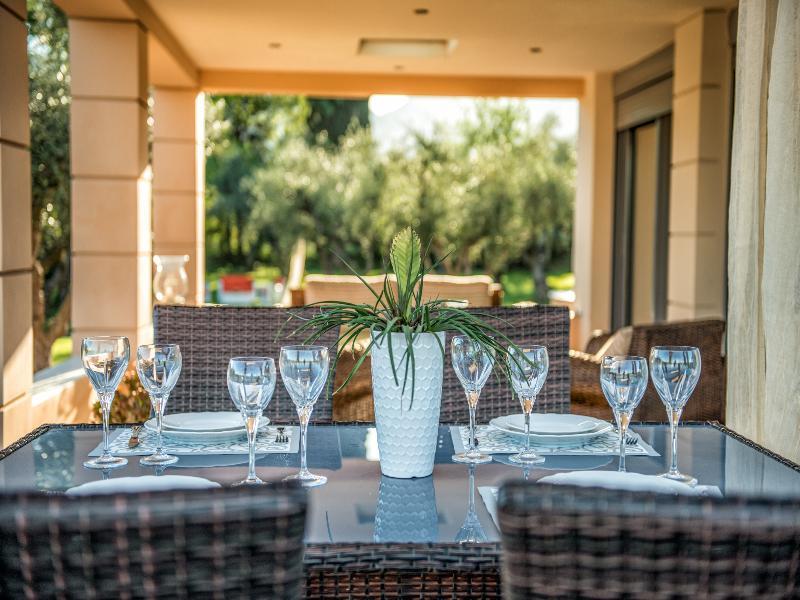 Astarte Villas - Istar Villa With Tennis Court Makhairadhon Экстерьер фото